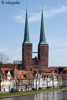 Der Lübecker Dom mit Traveufer vom Westen aufgenommen  -   Für eine größere Darstellung auf das Bild klicken.