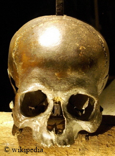 Gepfählter Schädel eines Piraten, gefunden 1878 auf der Hamburger Hinrichtungsstätte, dem Grasbrook.  -  Mehr Informationen auf unserer Seite ,,Piraterie in der Hansezeit"  -  HIER KLICKEN.