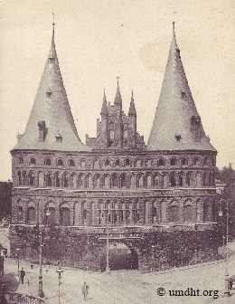 Das Holstentor in der Hansestadt Lübeck im Jahre 1909. Für eine größere Bilddarstellung bitte auf das Bild klicken.