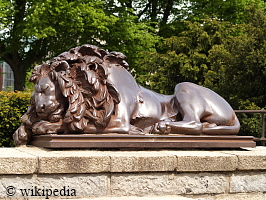schlafender Löwe vor Holstentor in Lübeck    -  Für eine größere Darstellung auf das Bild klicken.